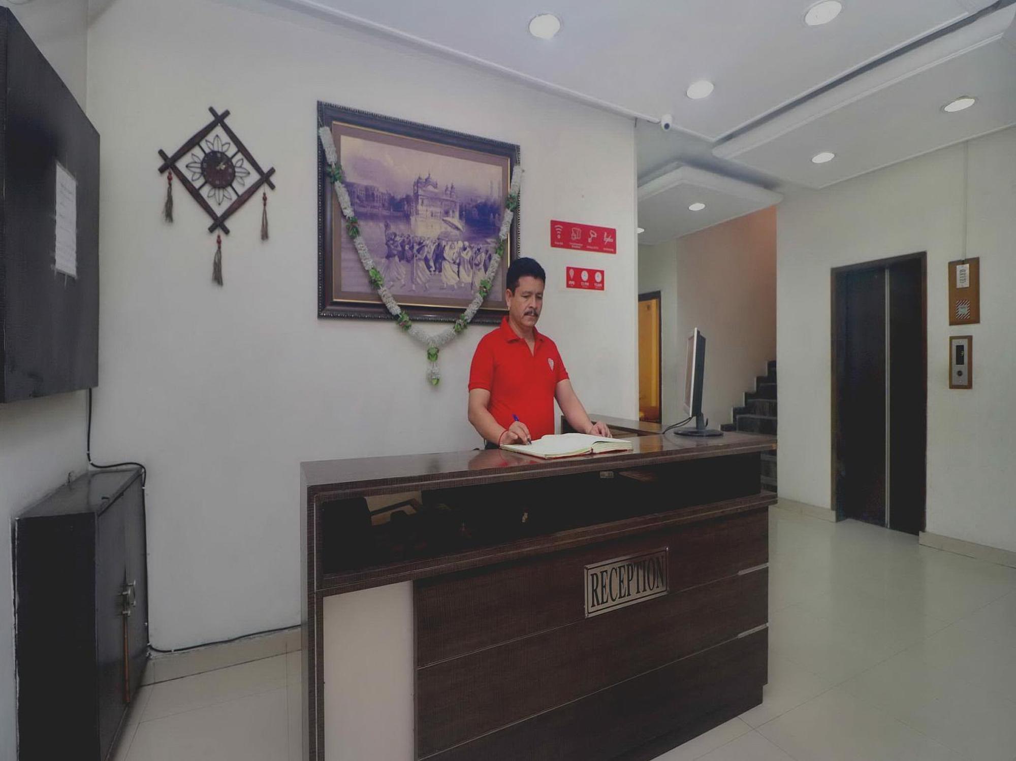Oyo Hotel Temple View Амритсар Екстериор снимка