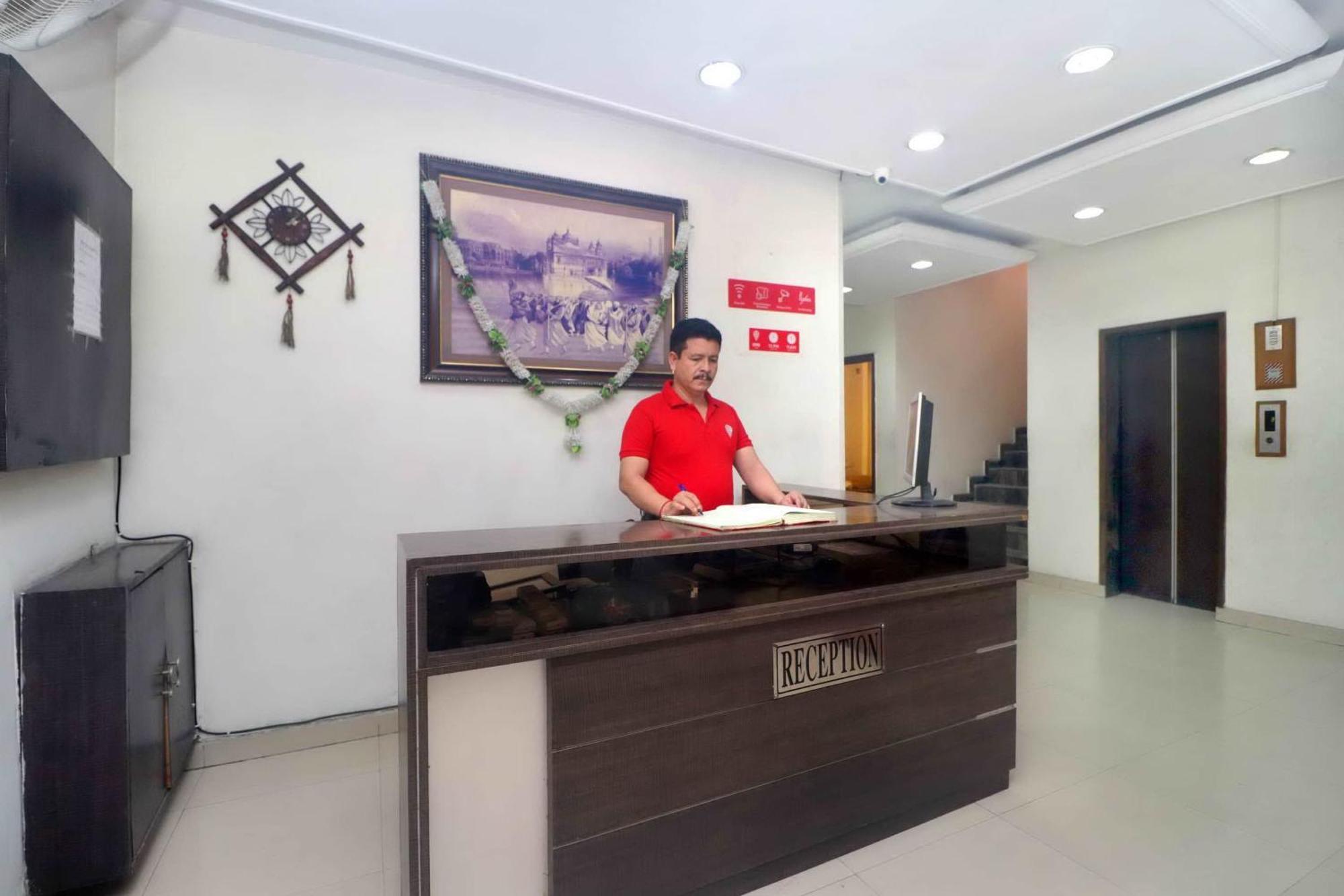 Oyo Hotel Temple View Амритсар Екстериор снимка