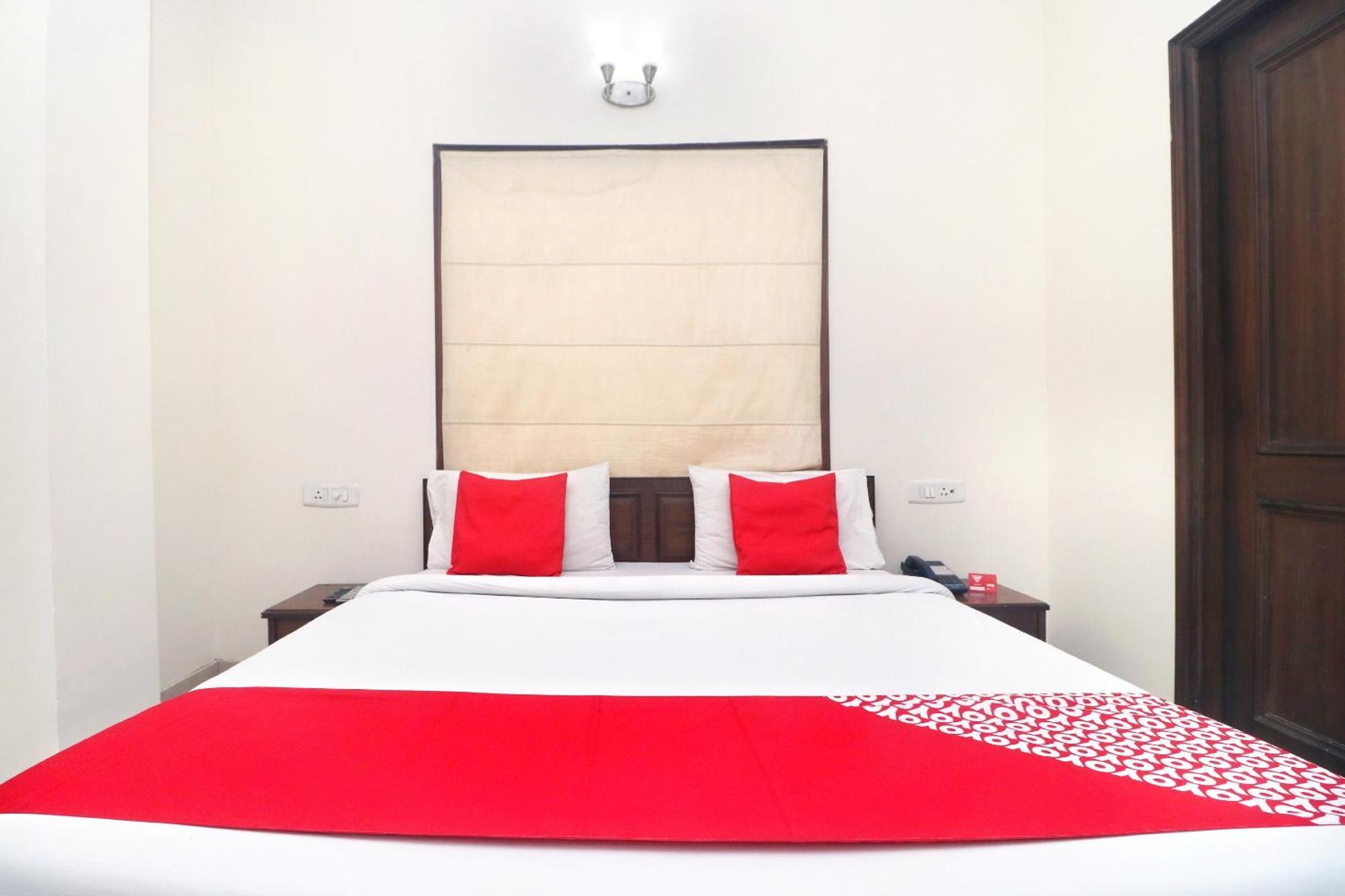 Oyo Hotel Temple View Амритсар Екстериор снимка