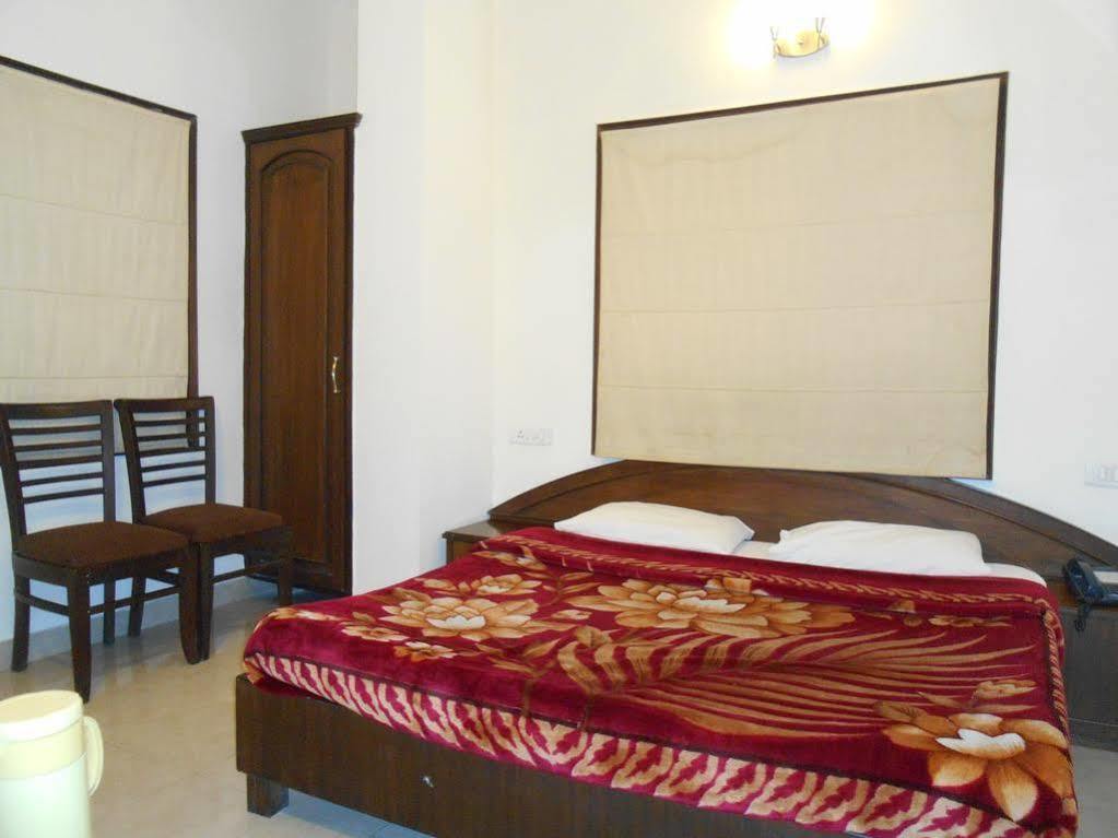 Oyo Hotel Temple View Амритсар Екстериор снимка